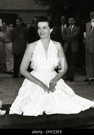 Jane Russell au théâtre chinois de Grauman, pour la cérémonie de la main et de l'empreinte, le 26th 1953 juin, comme promotion pour le prochain long métrage "Gentleme Blonds", qui devait être à des théâtres à succès le 1st juillet 1953. Référence du dossier no 34145-491THA Banque D'Images