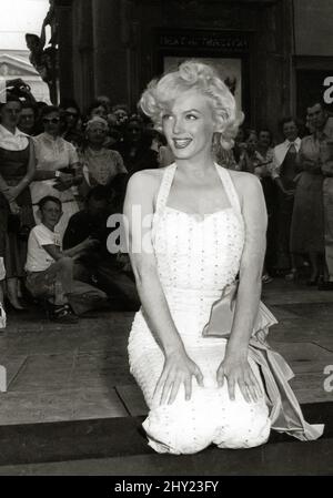 Marilyn Monroe au théâtre chinois de Grauman, pour la cérémonie de main et empreinte, le 26th 1953 juin, comme promotion pour le prochain long métrage "Messieurs préfèrent les Blondes", qui devait être à des théâtres à succès le 1st juillet 1953. Référence du dossier no 34145-484THA Banque D'Images