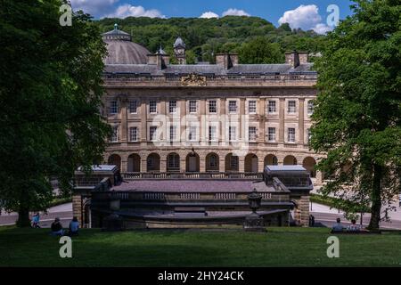 Vue sur le croissant Buxton, un bâtiment historique emblématique de Buxton, en Angleterre Banque D'Images
