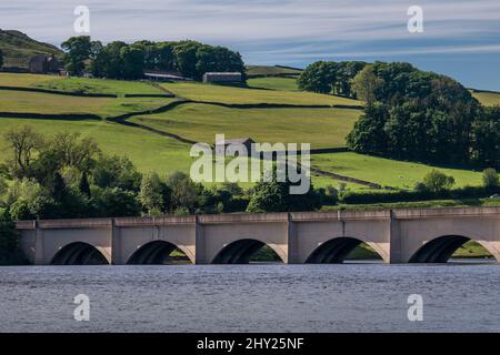 Vue panoramique sur le réservoir Ladybower à Derbyshire, Angleterre Banque D'Images