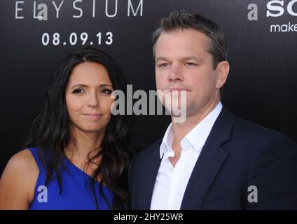 Matt Damon et Luciana Barroso assistent à la première mondiale de l'Elysium au Regency Village Theatre de Westwood, Los Angeles, CA, États-Unis, le 7 août, 2013. Banque D'Images