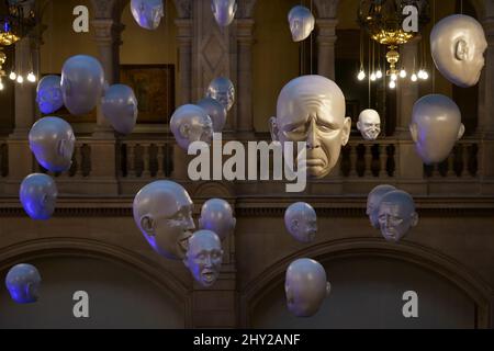 L'installation de Floating Heads au musée et à la galerie d'art Kelvingrove de Glasgow, en Écosse Banque D'Images