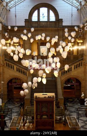 L'installation de Floating Heads au musée et à la galerie d'art Kelvingrove de Glasgow, en Écosse Banque D'Images