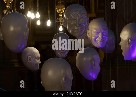 L'installation de Floating Heads au musée et à la galerie d'art Kelvingrove de Glasgow, en Écosse Banque D'Images