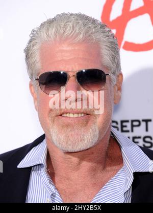 Ron Perlman assiste à la première de la saison six pour les fils d'anarchie Banque D'Images