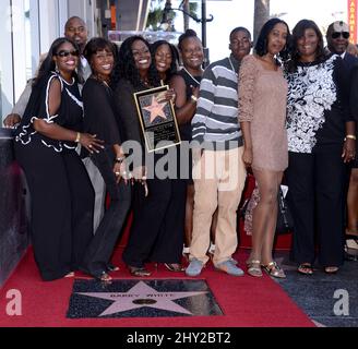 Glodean White et sa famille assistent à une cérémonie qui décerne à Barry White une étoile sur la promenade de la renommée hollywoodienne à Hollywood, en Californie. Banque D'Images