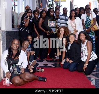 Glodean White et sa famille assistent à une cérémonie qui décerne à Barry White une étoile sur la promenade de la renommée hollywoodienne à Hollywood, en Californie. Banque D'Images