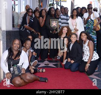 Glodean White et sa famille assistent à une cérémonie qui décerne à Barry White une étoile sur la promenade de la renommée hollywoodienne à Hollywood, en Californie. Banque D'Images