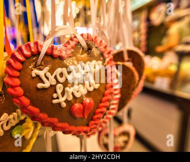 Photo sélective d'un mini-gâteau au chocolat en forme de coeur suspendu à la vente dans une boutique locale Banque D'Images