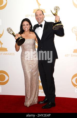 Julia Louis-Dreyfus et Tony Hale dans la salle de presse des Prix Emmy annuels Primetime 65th, qui se tiennent au Nokia Theatre de L.A. Vivre à Los Angeles, Etats-Unis. Banque D'Images