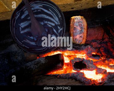 Ingrédients pour la cuisson du chocolat, Suchipakari Eco-Lodge, Amazone, Equateur. Banque D'Images