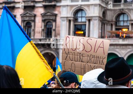 Manifestation contre la guerre en Ukraine en 2022 avec des bannières et des drapeaux, Milan Banque D'Images