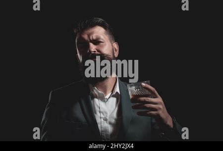 Alcoolisme. Les humains qui luttent avec ses mauvaises habitudes. Grave malheureux triste homme versant de la vodka tout en ayant la dépendance à l'alcool. Banque D'Images