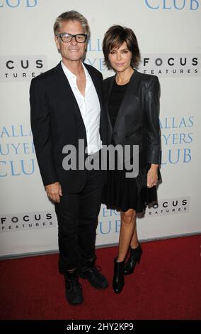 Harry Hamlin et Lisa Rinna arrivent à la première du 'danlas Buyers Club' à Los Angeles, en Californie Banque D'Images