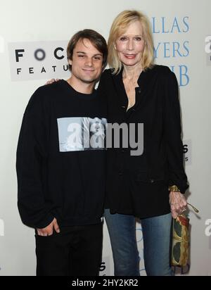 Sally Kellerman et son fils arrivent à la première du 'danlas Buyers Club' à Los Angeles, en Californie Banque D'Images