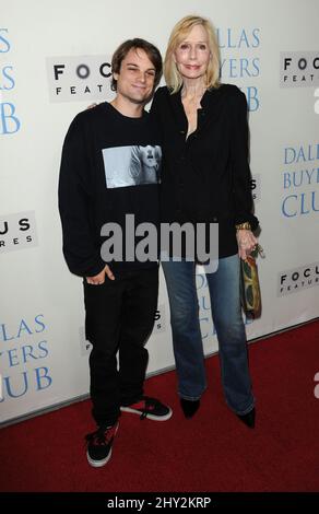 Sally Kellerman et son fils arrivent à la première du 'danlas Buyers Club' à Los Angeles, en Californie Banque D'Images