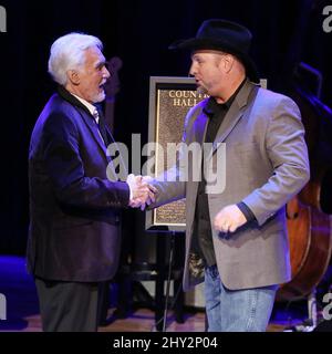 Garth Brooks, Kenny Rogers lors de la cérémonie du médaillon qui a eu lieu au CMA Theatre au Country Music Hall of Fame de Nashville, Tennessee. Banque D'Images