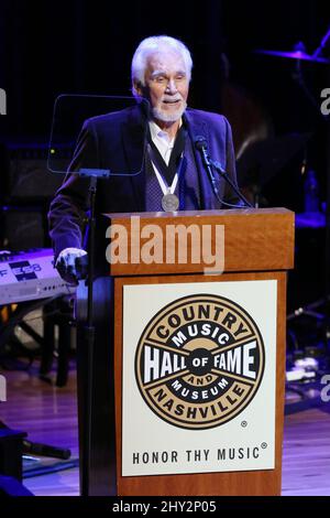 Kenny Rogers lors de la cérémonie du médaillon qui a eu lieu au CMA Theatre au Country Music Hall of Fame, Nashville, Tennessee. Banque D'Images