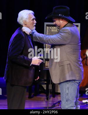 Garth Brooks, Kenny Rogers lors de la cérémonie du médaillon qui a eu lieu au CMA Theatre au Country Music Hall of Fame de Nashville, Tennessee. Banque D'Images