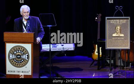 Kenny Rogers lors de la cérémonie du médaillon qui a eu lieu au CMA Theatre au Country Music Hall of Fame, Nashville, Tennessee. Banque D'Images