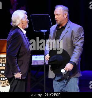 Garth Brooks, Kenny Rogers lors de la cérémonie du médaillon qui a eu lieu au CMA Theatre au Country Music Hall of Fame de Nashville, Tennessee. Banque D'Images