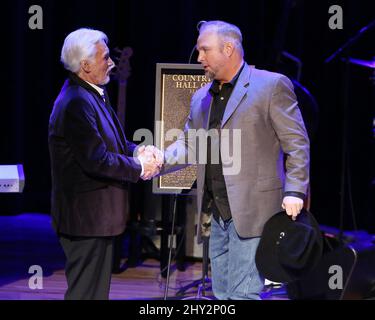 Garth Brooks, Kenny Rogers lors de la cérémonie du médaillon qui a eu lieu au CMA Theatre au Country Music Hall of Fame de Nashville, Tennessee. Banque D'Images