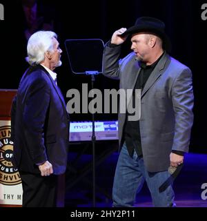 Garth Brooks, Kenny Rogers lors de la cérémonie du médaillon qui a eu lieu au CMA Theatre au Country Music Hall of Fame de Nashville, Tennessee. Banque D'Images