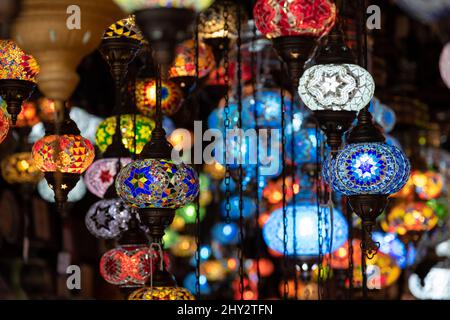 Intérieur de la boutique d'éclairage du marché Camden dans le nord de Londres, Royaume-Uni, avec des lampes suspendues en verre colorées dans le style oriental. Banque D'Images