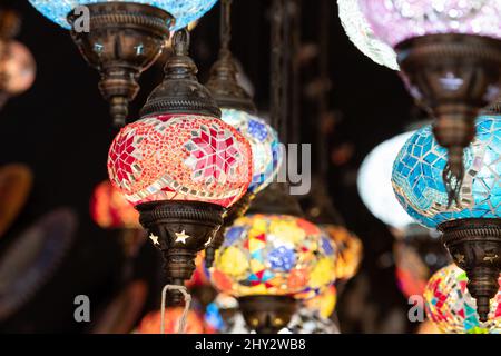 Intérieur de la boutique d'éclairage du marché Camden dans le nord de Londres, Royaume-Uni, avec des lampes suspendues en verre colorées dans le style oriental. Banque D'Images