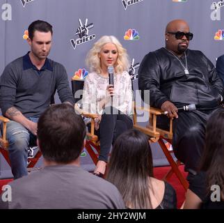 Carson Daly, Adam Levine, CEE Lo Green, Christina Aguilera, Blake Shelton assistent à la saison de la voix 5 Top 12 à Universal Studios Backlot, Los Angeles Banque D'Images