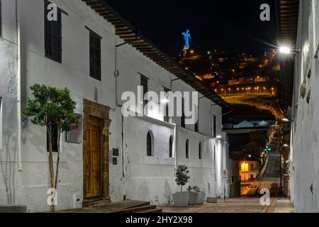 Calle García Moreno avec la Vierge d'El Panecillo (Vierge de Quito) en arrière-plan, Quito, Equateur Banque D'Images