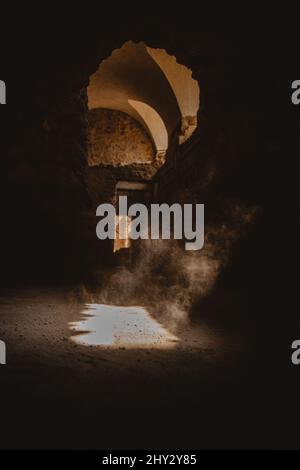 Vue sur un couloir dans une ville souterraine ou catacombe avec lumière pénétrant dans la fenêtre Banque D'Images