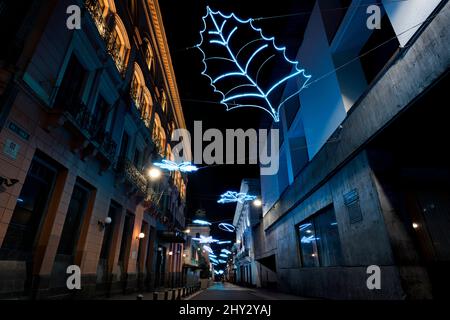 Décorations lumineuses sur Calle Chile. Vue de la place de l'indépendance (Plaza Grande), Quito, Equateur Banque D'Images