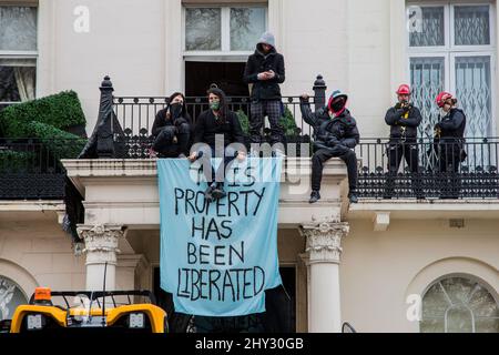 Londres, Royaume-Uni. 14th mars 2022. Des manifestants anti-guerre vus sur le balcon du London Mansion, propriété d'un oligarque russe, ont accroché une bannière lisant « cette propriété a été libérée » lors d'une protestation contre l'invasion de l'Ukraine par la Russie. Des manifestants des Makhnoïsistes de Londres ont pris le contrôle de la maison de ville appartenant à l'oligarque russe Oleg Deripaska, un allié du président russe Vladimir Poutine, qui selon eux, devrait être utilisée pour accueillir des réfugiés ukrainiens. Crédit : SOPA Images Limited/Alamy Live News Banque D'Images