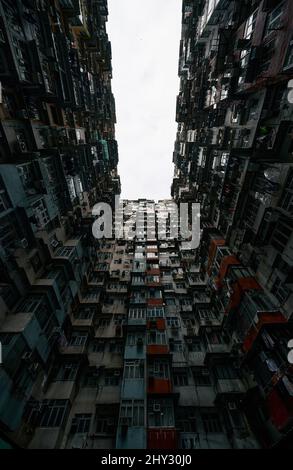 Photo à angle bas de Yick Fat Building ou appelé Monster Building à Quarry Bay, Hong Kong Banque D'Images