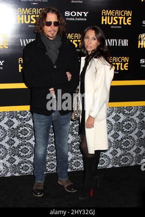 Chris Cornell et Vicky Karaylannie assistent à la première « American Hustle » qui s'est tenue au Ziegfeld Theatre de New York, aux États-Unis. Banque D'Images