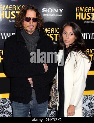 Chris Cornell et Vicky Karaylannie assistent à la première « American Hustle » qui s'est tenue au Ziegfeld Theatre de New York, aux États-Unis. Banque D'Images