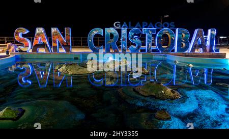 Fontaine sur Malecón San Cristóbal la nuit, Puerto Baquerizo Moreno, San Cristóbal, Galápagos, Equateur Banque D'Images