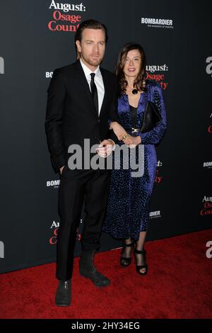 Ewan McGregor et Eve Mavrakis assistent à la première de « August: Osage County » aux cinémas Regal de Los Angeles, Californie. Banque D'Images