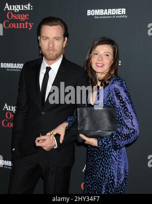 Ewan McGregor et Eve Mavrakis assistent à la première de « August: Osage County » aux cinémas Regal de Los Angeles, Californie. Banque D'Images