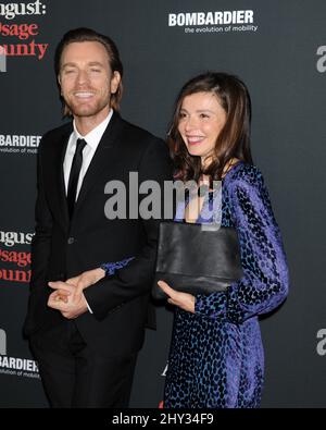 Ewan McGregor et Eve Mavrakis assistent à la première de « August: Osage County » aux cinémas Regal de Los Angeles, Californie. Banque D'Images