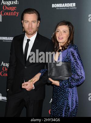 Ewan McGregor et Eve Mavrakis assistent à la première de « August: Osage County » aux cinémas Regal de Los Angeles, Californie. Banque D'Images