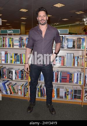 Joe Manganiello signe des copies de son nouveau livre intitulé « Evolution: The Cutting Edge Guide to Breaking Down Mental Walls and Building the Body You Aways Wanted », qui s'est tenu à Barnes & Noble au Grove de Los Angeles, en Californie. Banque D'Images