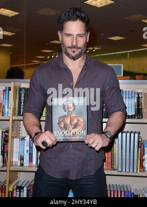 Joe Manganiello signe des copies de son nouveau livre intitulé « Evolution: The Cutting Edge Guide to Breaking Down Mental Walls and Building the Body You Aways Wanted », qui s'est tenu à Barnes & Noble au Grove de Los Angeles, en Californie. Banque D'Images