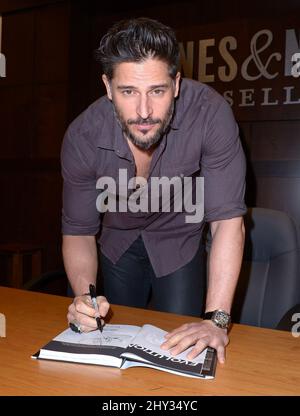 Joe Manganiello signe des copies de son nouveau livre intitulé « Evolution: The Cutting Edge Guide to Breaking Down Mental Walls and Building the Body You Aways Wanted », qui s'est tenu à Barnes & Noble au Grove de Los Angeles, en Californie. Banque D'Images