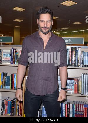 Joe Manganiello signe des copies de son nouveau livre intitulé « Evolution: The Cutting Edge Guide to Breaking Down Mental Walls and Building the Body You Aways Wanted », qui s'est tenu à Barnes & Noble au Grove de Los Angeles, en Californie. Banque D'Images