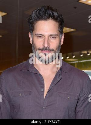 Joe Manganiello signe des copies de son nouveau livre intitulé « Evolution: The Cutting Edge Guide to Breaking Down Mental Walls and Building the Body You Aways Wanted », qui s'est tenu à Barnes & Noble au Grove de Los Angeles, en Californie. Banque D'Images