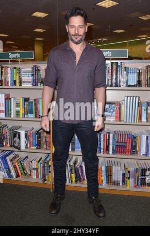 Joe Manganiello signe des copies de son nouveau livre intitulé « Evolution: The Cutting Edge Guide to Breaking Down Mental Walls and Building the Body You Aways Wanted », qui s'est tenu à Barnes & Noble au Grove de Los Angeles, en Californie. Banque D'Images