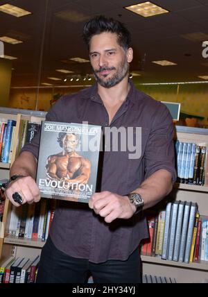 Joe Manganiello signe des copies de son nouveau livre intitulé « Evolution: The Cutting Edge Guide to Breaking Down Mental Walls and Building the Body You Aways Wanted », qui s'est tenu à Barnes & Noble au Grove de Los Angeles, en Californie. Banque D'Images