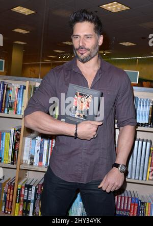 Joe Manganiello signe des copies de son nouveau livre intitulé « Evolution: The Cutting Edge Guide to Breaking Down Mental Walls and Building the Body You Aways Wanted », qui s'est tenu à Barnes & Noble au Grove de Los Angeles, en Californie. Banque D'Images